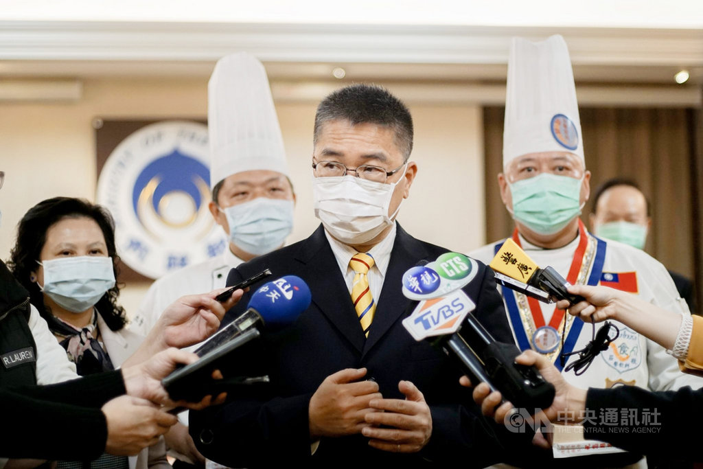 內政部長徐國勇(前)10日表示,酒店舞廳暫停營業,內政部全面配合稽查,有無營業登記都一視同仁。(內政部提供)中央社記者王承中傳真 109年4月10日