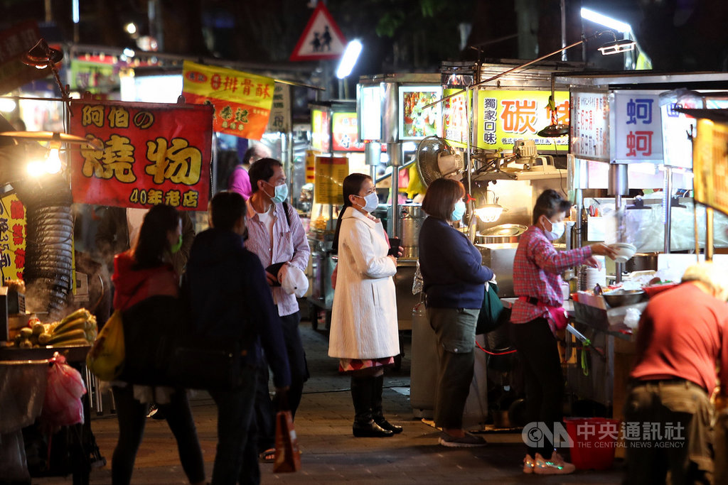 中央疫情指揮中心宣布10日起針對夜市等處採行人流管制,有台北市夜市自治會表示,一定配合中央政策,但也有自治會認為應視夜市所處地點規劃、調整作法。圖為台北廣州街夜市,多數民眾與攤商都有配戴口罩。中央社記者王騰毅攝 109年4月10日