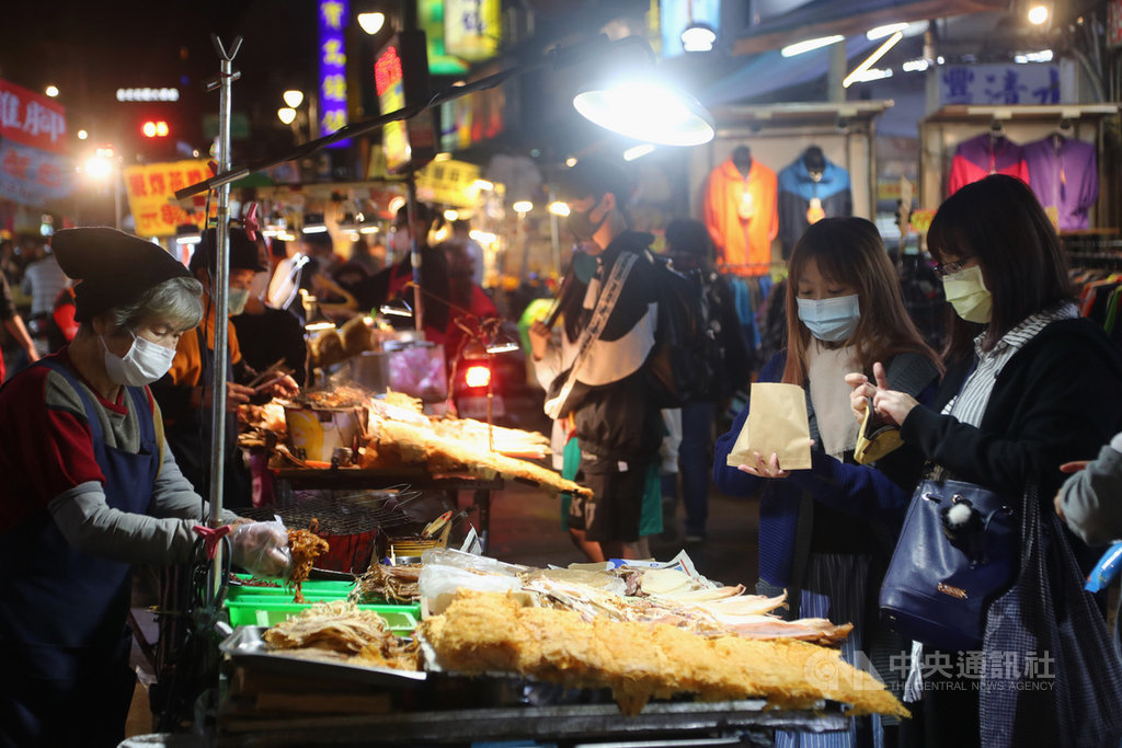 中央流行疫情指揮中心10日宣布,即日起夜市等處實施人流管制,台北市夜市自治會對此指出,多數攤商已戴口罩,至於人流管制,應視夜市地點調整作法。圖為台北廣州街夜市10日晚間人潮。中央社記者王騰毅攝 109年4月10日