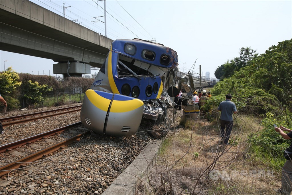 台鐵3198次區間車10日下午在新左營至楠梓西正線屏山巷平交道撞到侵入路線的聯結車,目前雙線不通,高雄至台南間受影響列車乘客正以公路客運接駁。中央社記者董俊志攝 109年4月10日