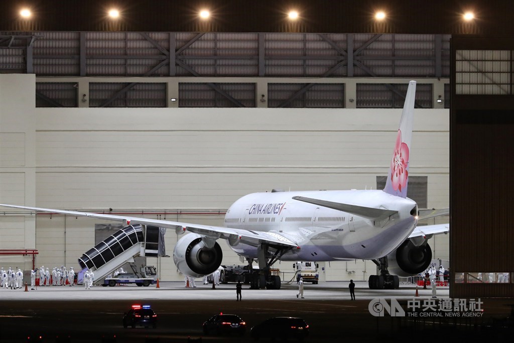 海基會10日晚間發布新聞稿表示,已洽請中華航空公司指定20日、21日兩架次由上海浦東機場飛桃園航班,供滯湖北台人搭乘返國。圖為3月29日湖北類包機抵達桃園機場。(中央社檔案照片)