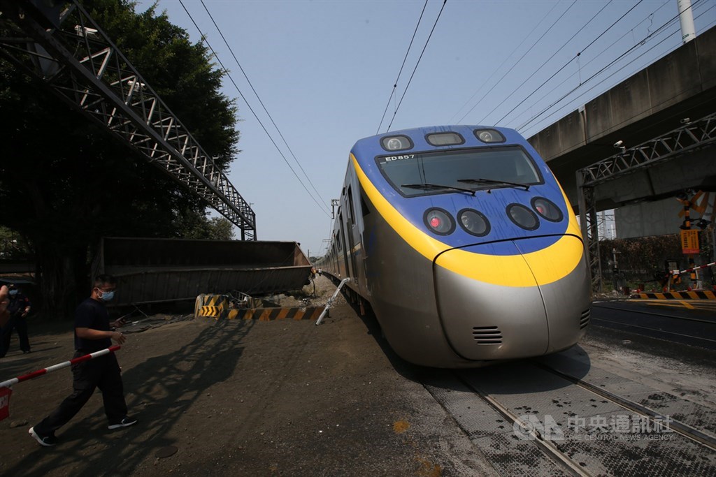 台鐵3198次區間車10日下午1時15分行經新左營至楠梓西正線屏山巷平交道時,與一輛聯結車相撞,現場鐵道雙線不通。中央社記者董俊志攝 109年4月10日