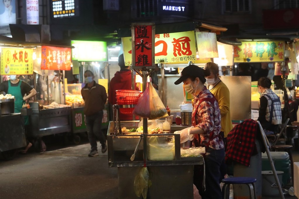 因武漢肺炎疫情影響,不少夜市攤商受影響,經濟部近期將針對全台各地商圈、夜市及市場啟動財務顧問團,提供在地服務,助攤商取得資金。圖為10日晚間台北士林夜市攤商營業情形。中央社記者吳家昇攝 109年4月10日