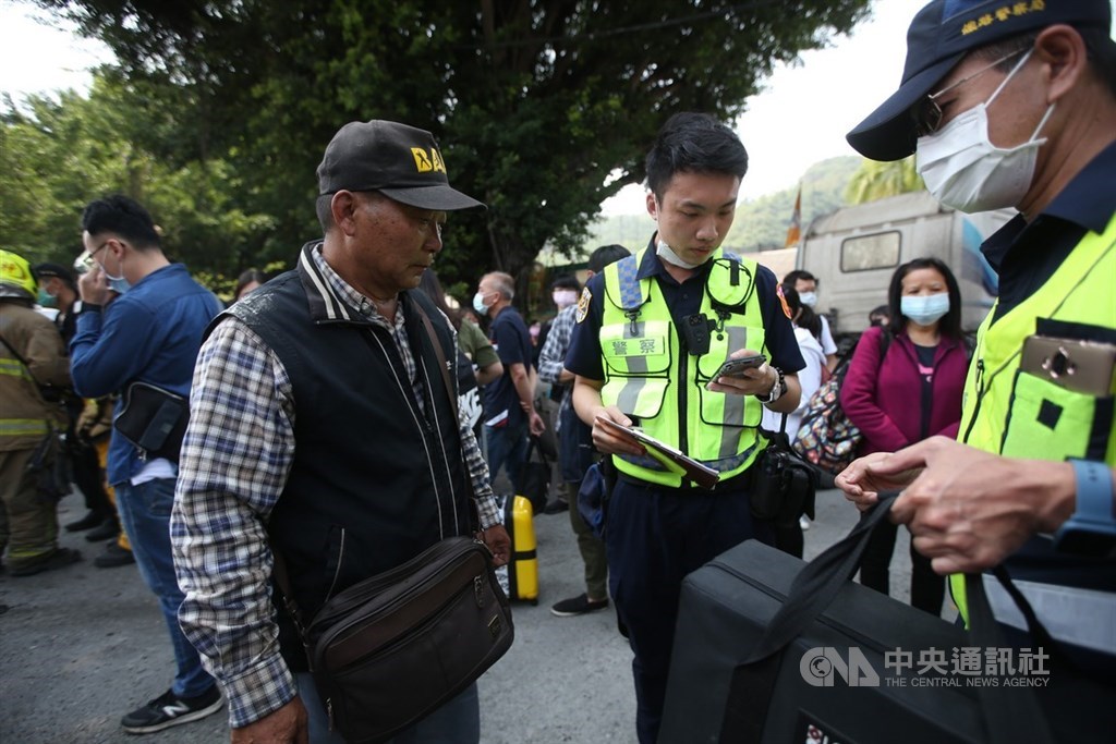 台鐵3198次區間車10日下午1時15分行經新左營至楠梓西正線屏山巷平交道時,與一輛聯結車相撞,警消到場處理,向吳姓聯結車司機(前左)釐清事故原因。中央社記者董俊志攝 109年4月10日