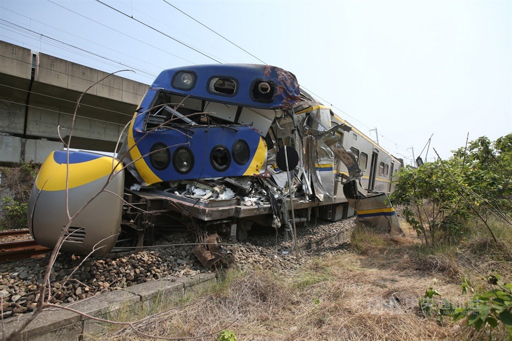 台鐵3198次區間車10日下午行經新左營至楠梓西正線屏山巷平交道時,與一輛聯結車相撞,造成列車司機及3名乘客受傷。中央社記者董俊志攝 109年4月10日