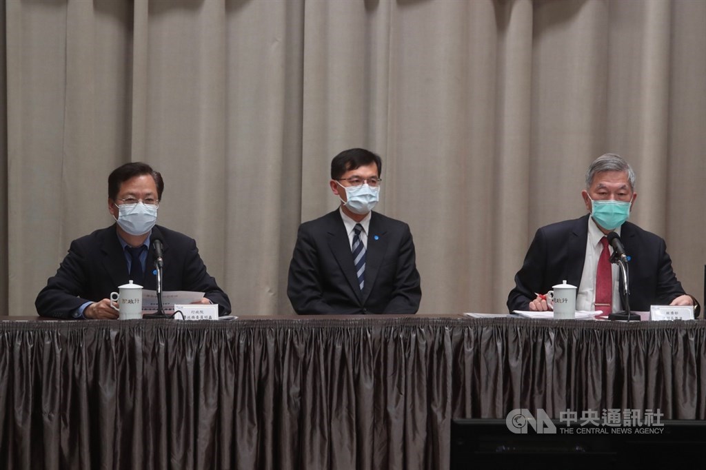 行政院政務委員龔明鑫(左)10日下午在行政院舉行紓困振興方案說明會,經濟部長沈榮津(右)出席,說明內需型服務業協助措施。中央社記者吳家昇攝 109年4月10日