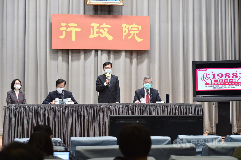 幫助受疫情影響攤商跟銀行往來,經濟部中小企業處處長何晉滄(右2)10日表示,將啟動財務顧問團前進全台商圈提供在地服務。(行政院提供)中央社記者王承中傳真 109年4月10日