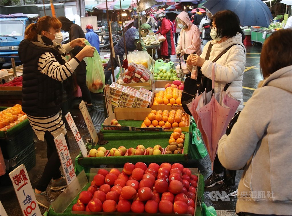 疫情指揮中心指揮官陳時中說,台灣防疫政策還算成功,才沒有爆發社區群聚。圖為民眾逛傳統市場戴口罩。中央社記者張新偉攝 109年4月6日