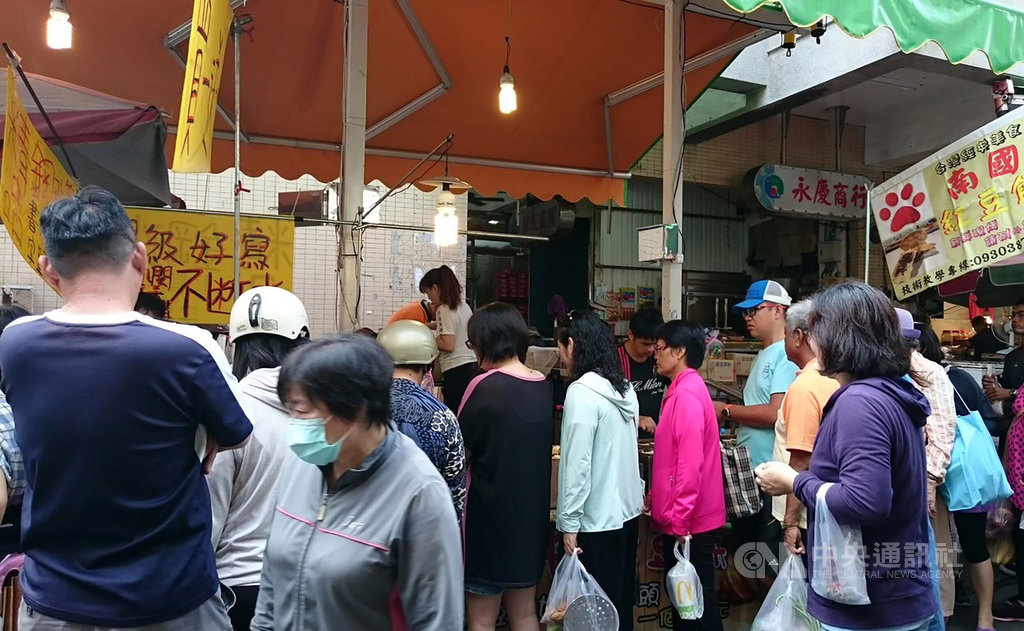 澎湖縣長賴峰偉表示,目前在人潮容易聚集的市場內,約有8成民眾會自主戴起口罩,13日起進入傳統市場將要求全面配戴,他盼民眾、攤商配合政府政策,加強防疫。(澎湖縣政府提供)中央社 109年4月10日