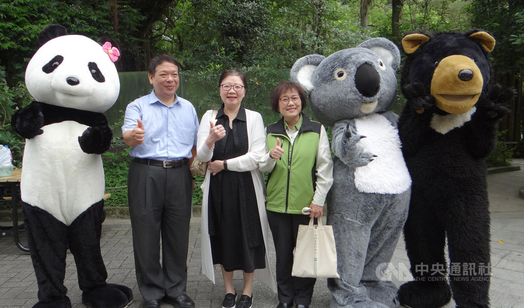 台北市政府副發言人戴于文10日表示,原台北市立動物園園長金仕謙3月請辭,由副園長劉世芬(綠色背心者)暫代,再經園長遴選後順利出線,近期將正式上任。(台北市政府提供)中央社記者陳怡璇傳真 109年4月10日