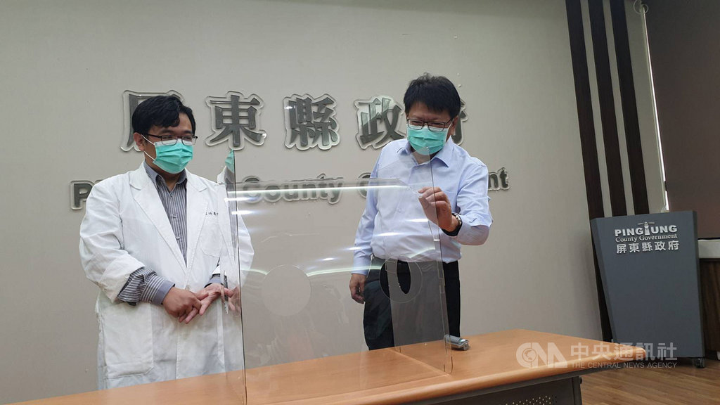 恆春旅遊醫院醫師邱豑慶(左)等人研究量產的拋棄式防疫箱,經由屏東縣長潘孟安(右)協助,下週將開始量產,將捐贈給國內外需要的醫療和消防單位。中央社記者郭芷瑄攝 109年4月10日