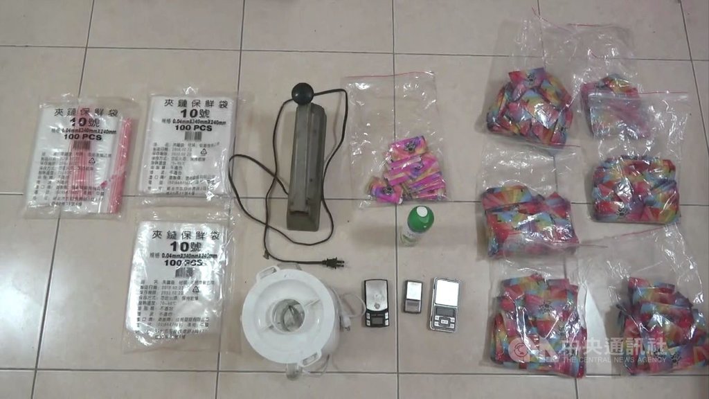 沈姓男子等7人組成毒品集團,涉嫌將毒品摻入咖啡包內分裝販賣,刑事局與嘉義警方溯源偵辦,日前循線逮捕沈男等人,並查扣毒品咖啡包、半成品、封口機與咖啡包空袋等贓證物,全案依毒品罪嫌送辦。(警方提供)中央社記者蘇木春傳真 109年4月10日