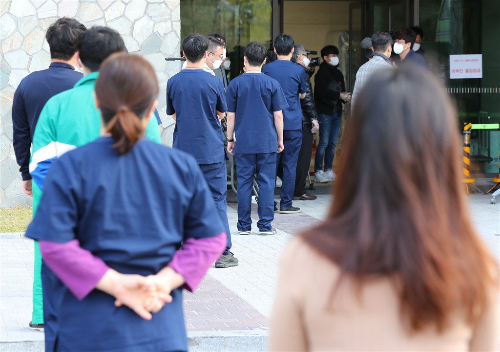 韓國國會選舉提前投票10日登場,當局設置8個投票所,供正在接受治療的武漢肺炎患者,以及在重災區治療中心服務的醫護人員投票。(韓聯社提供)