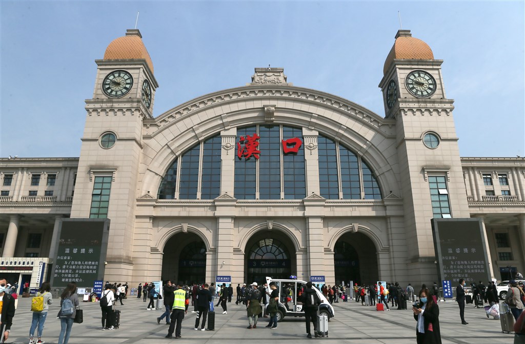 中國國家衛生健康委員會官網10日上午通報,2019冠狀病毒疾病(武漢肺炎)昨天新增確診42例,其中38例為境外移入,本土4例;武漢市無新增病例。圖為漢口車站8日「解封」後營運情情形。(中新社提供)
