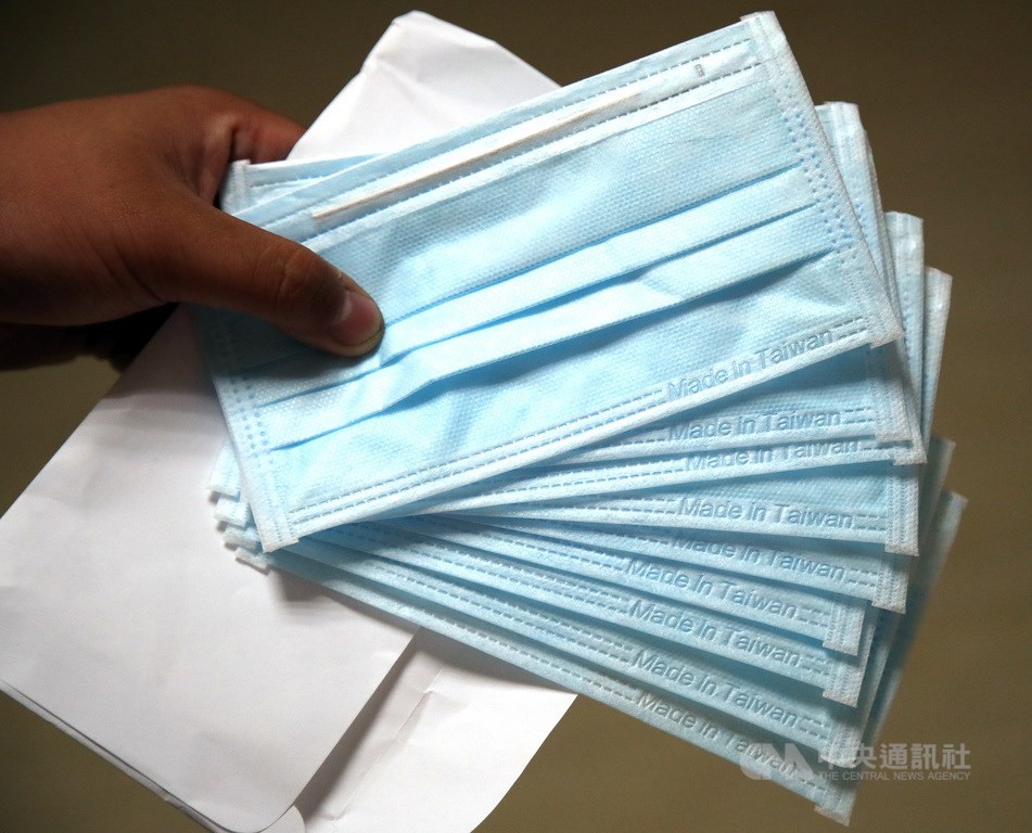 武漢肺炎(2019冠狀病毒疾病,COVID-19)疫情持續延燒,口罩新制9日上路,成人口罩14天可買9片,小孩則為14天10片。中央社記者張新偉攝 109年4月9日