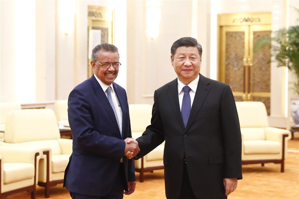 法國費加洛報10日分析中國如何透過金錢拉攏並收買非洲國家,以獲得國際組織中的選票。圖為世衛秘書長譚德塞(左)1月28日在北京與中國國家主席習近平會面。(中新社提供)