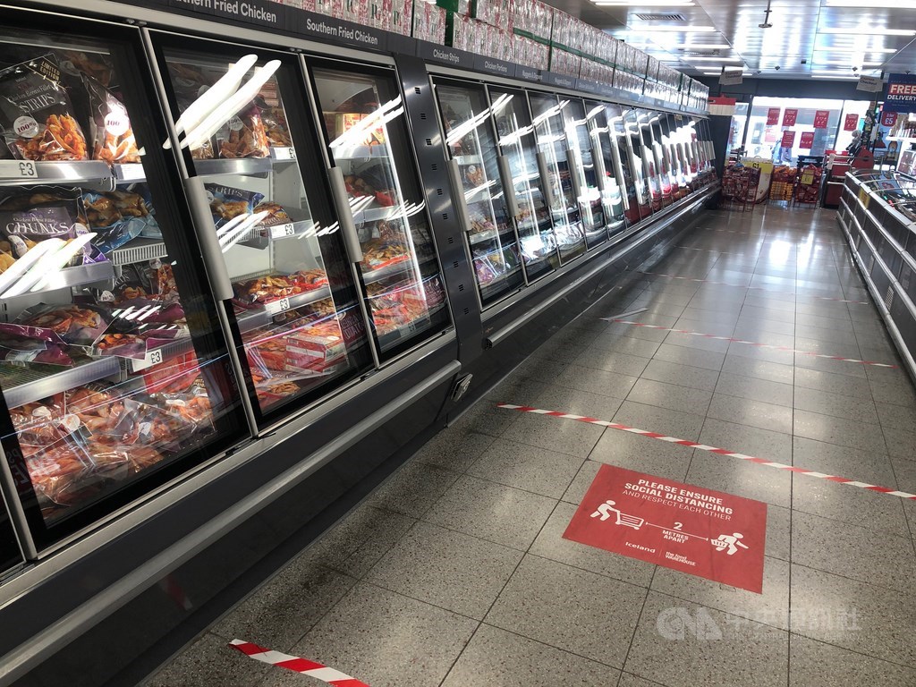 英國超市地上用膠帶貼出2公尺警戒線與標語，要求購物民眾保持距離。中央社記者戴雅真倫敦攝 109年4月9日