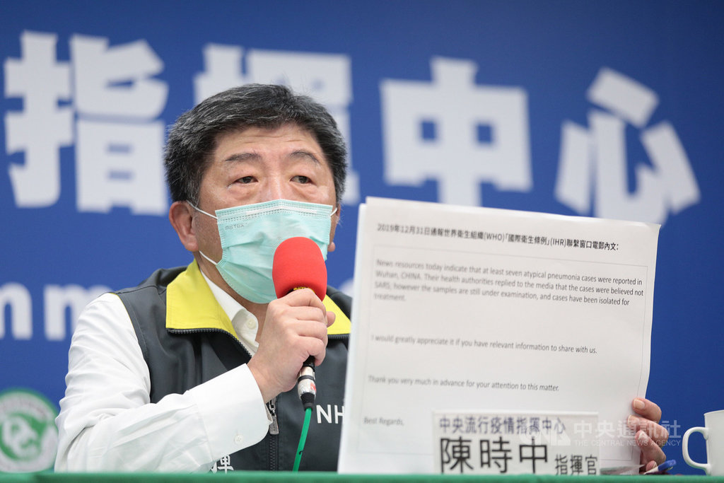 中央流行疫情指揮中心指揮官陳時中11日在記者會中公開當初與世界衛生組織(WHO)聯繫的電子郵件全文,反擊「WHO斷章取義」,台灣雖未明確說出「會人傳人」,但強調非典型肺炎特性且病患均隔離治療,強烈暗示人傳人可能。(中央流行疫情指揮中心提供)中央社 109年4月11日