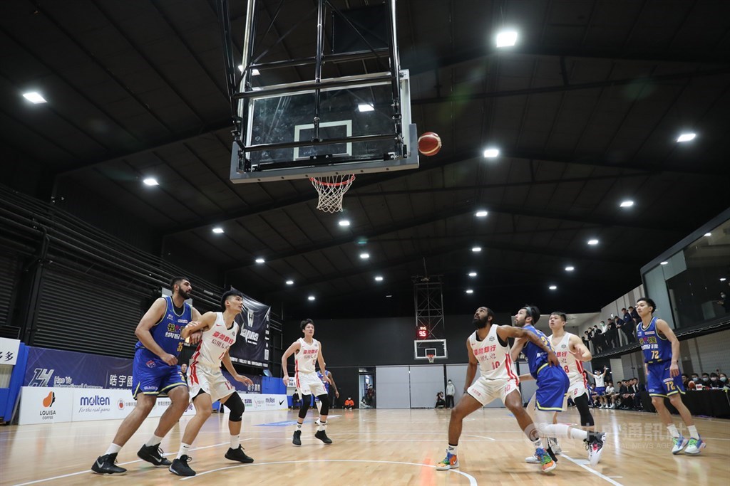 因應武漢肺炎疫情,第17季超級籃球聯賽(SBL)下半季賽事目前採取閉門方式比賽,所有球隊集中在私人的皓宇國際亞洲區籃球培訓中心進行。圖為台銀對上裕隆。中央社記者吳家昇攝 109年4月3日