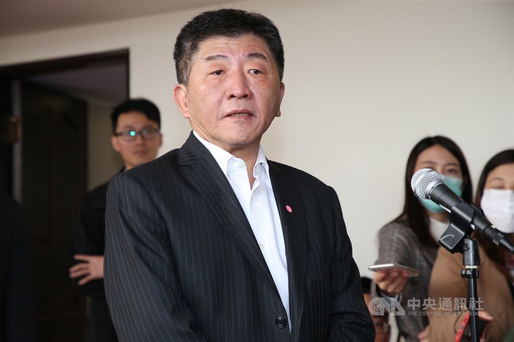 對於WHO否認台灣曾警告病毒可能人傳人,中央流行疫情指揮中心指揮官陳時中(前)11日表示,將適時公布雙方電郵。(中央社檔案照片)