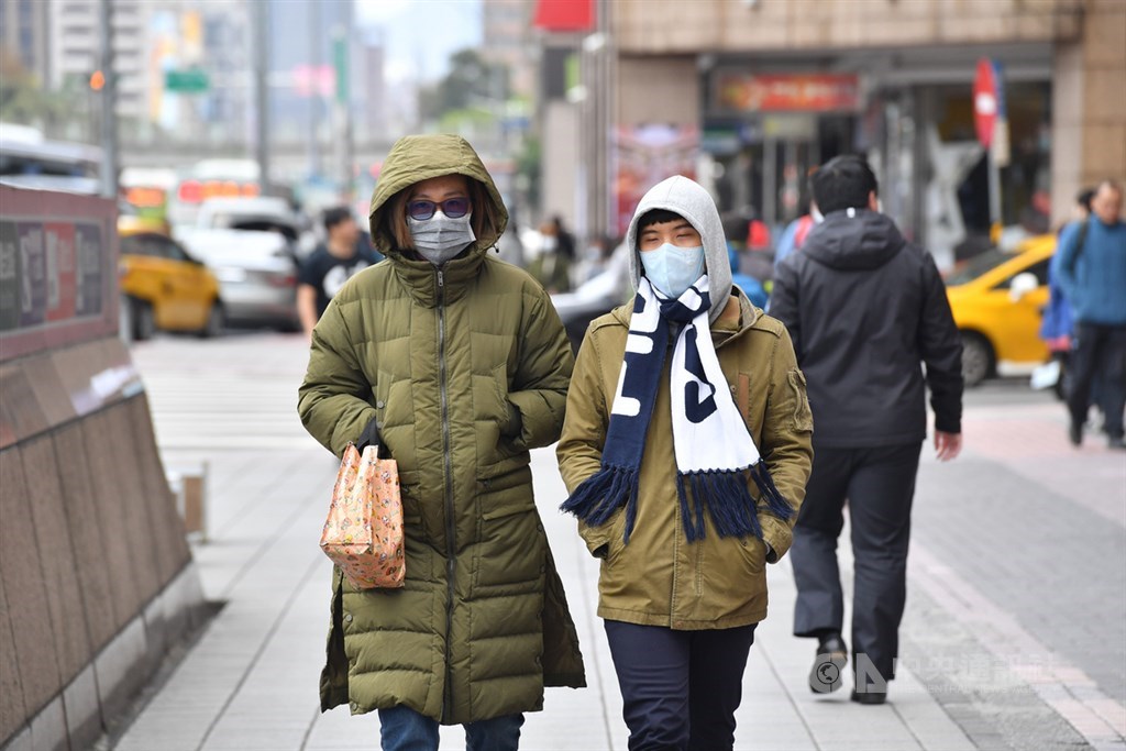 氣象局11日上午發布低溫特報,12日晚間至13日上午,台北市、新北市等北部6縣市可能出現攝氏10度以下低溫,民眾應注意保暖。(中央社檔案照片)
