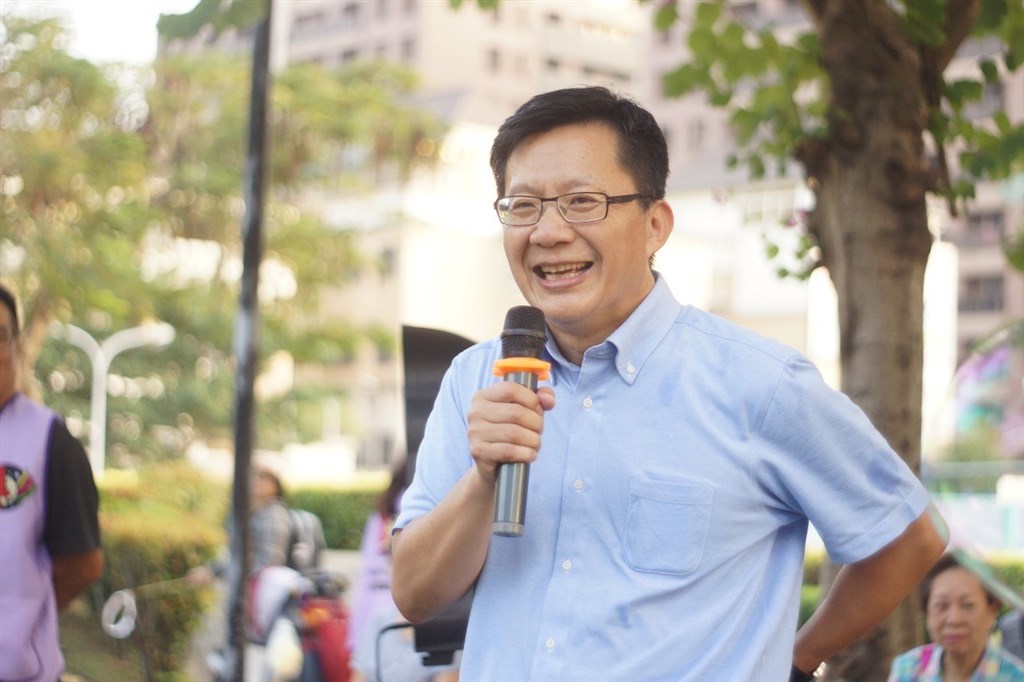 促轉會委託學者調查威權統治時期校園及社會監控,民進黨立委張廖萬堅(前)已看過自己被監控的檔案,談起當年監控的人時說,如果有天再見到,「會給他大大的擁抱」。(圖取自facebook.com/wanchien0209)