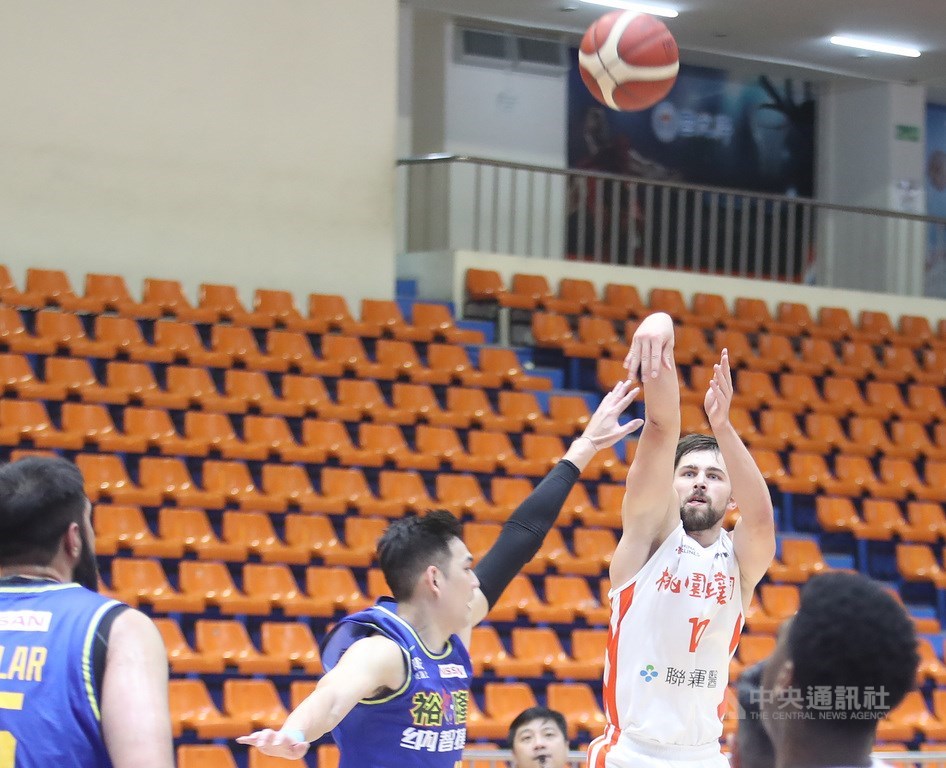紐約時報著名NBA作家史坦透過訪問桃園璞園建築總教練麥班達與及洋將,讓全世界看到台灣的防疫作為足堪典範。圖為裕隆納智捷與桃園璞園建築3月19日在板橋體育館比賽,白衣者為璞園洋將愛德(Edvinas Seskus)。中央社記者張新偉攝 109年3月19日