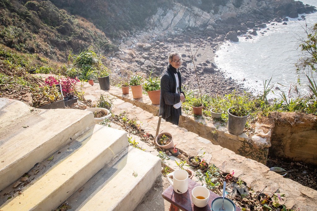 風不停地吹,儘管頭上頂著大太陽,但在馬祖吹北風的時節裡,除了寒凍,風勁強大的力道有如駭浪,能把陸地上的人吹得像在海上搖晃。(中央社記者林俊耀攝)