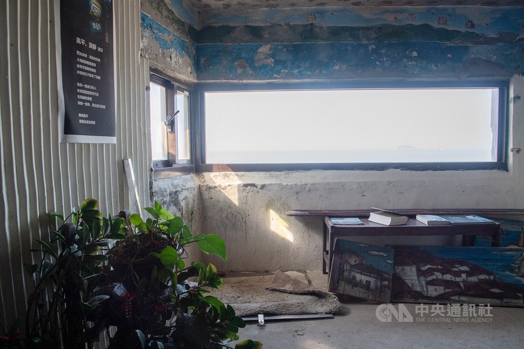 坐在坑道盡頭望著海景,不遠的北竿列島就在前方,海面波光,美景如畫。(中央社記者林俊耀攝)