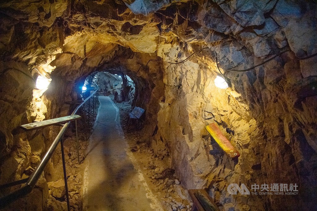一樓咖啡廳下方還藏著小型坑道,宛如秘密基地。(中央社記者林俊耀攝)