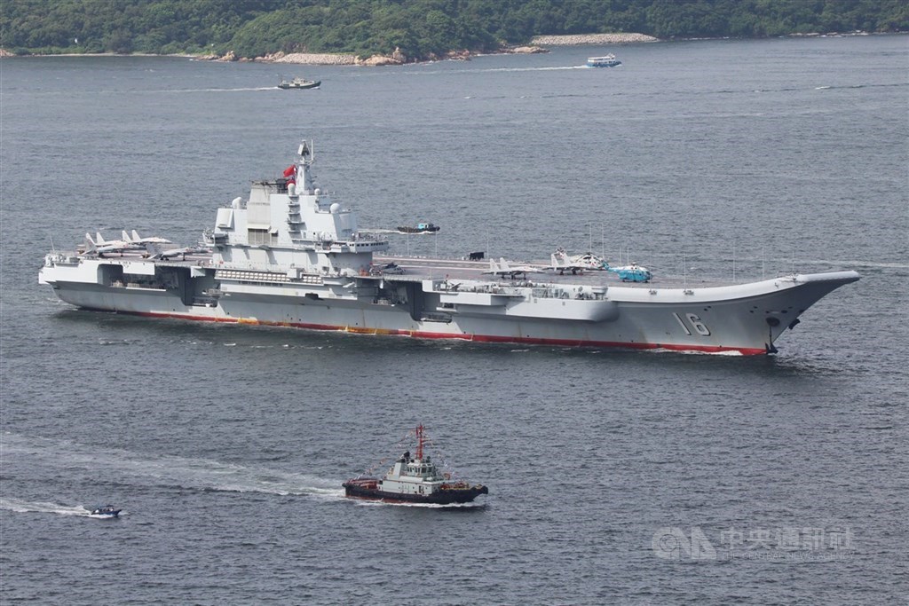 國防部表示,共軍航空母艦遼寧號(圖)編隊及所屬5艘護衛艦12日由東海航經宮古水道後,13日由台灣東部外海經南部海域繼續往南行駛。(中央社檔案照片)