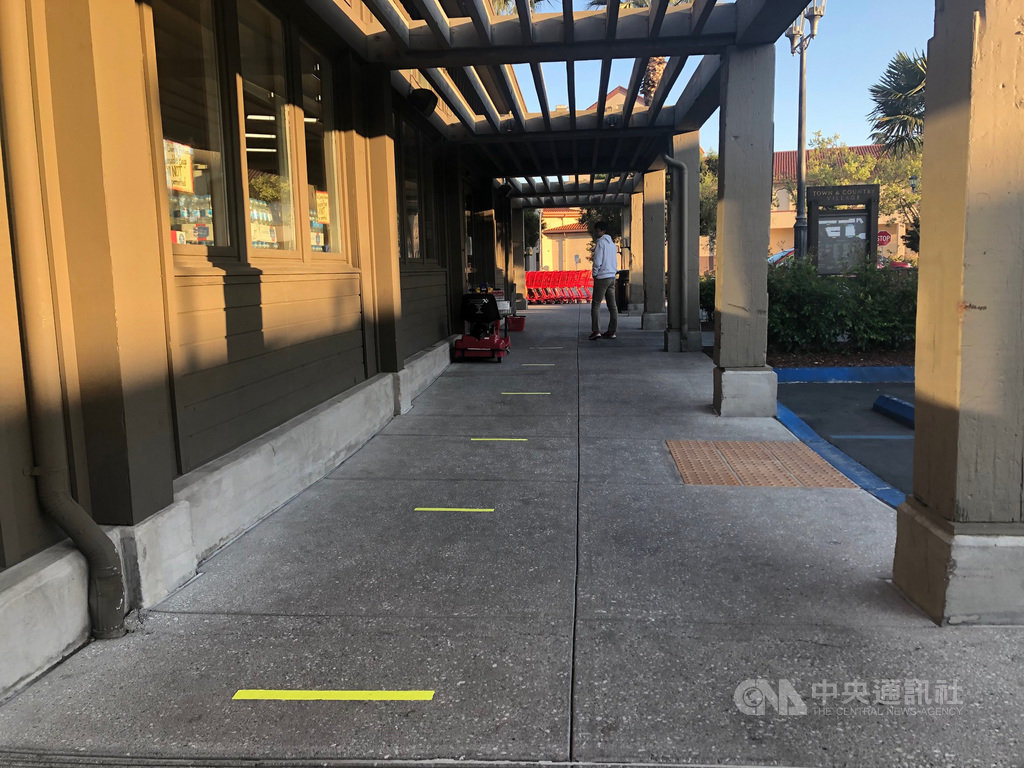 加州舊金山灣區當地超市地板標示,提醒採買民眾保持適當的社交距離。圖攝於4月11日。中央社記者周世惠舊金山攝 109年4月13日
