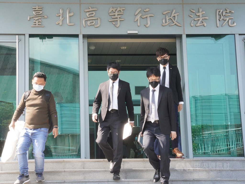 由Wecare高雄、公民割草行動、台灣基進所組成的罷韓團體,13日上午由罷韓提案法定領銜人陳冠榮(前右)、Wecare高雄發起人尹立(左2)、基進新聞輿情部副主任張博洋(後右)代表前往台北高等行政法院,提出參與罷免行政訴訟之申請。中央社記者徐肇昌攝 109年4月13日