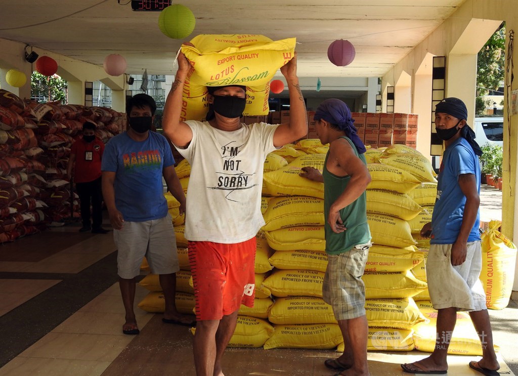 大馬尼拉地區封城進入第4週，奎松市（Quezon）開始發放米糧給貧困民眾。圖為工人在奎松市政府搬運米包，照片攝於7日。中央社記者陳妍君馬尼拉攝　109年4月9日
