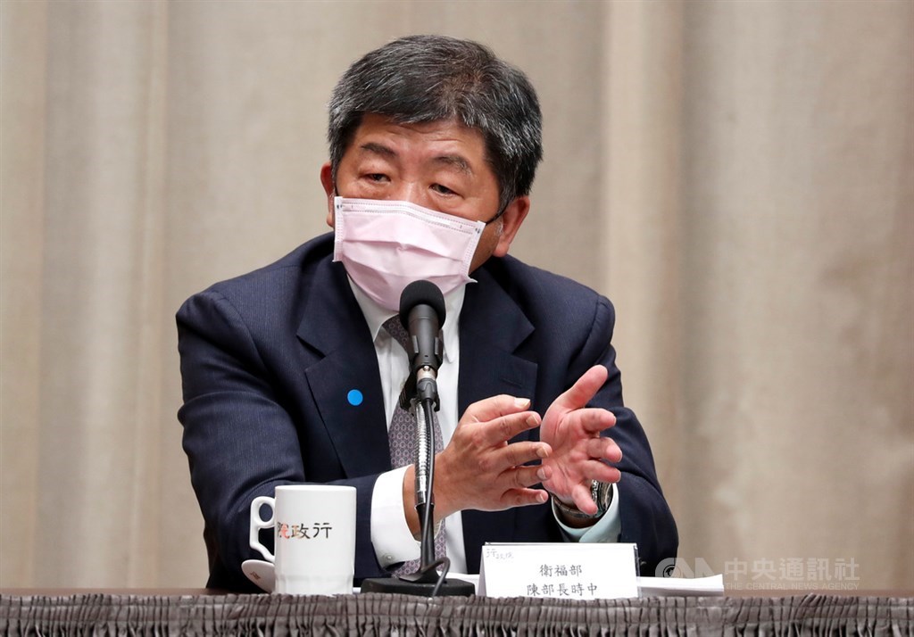 行政院13日召開「紓困振興方案-醫藥防疫科技研發」記者會,衛福部長陳時中表示,武漢肺炎在台灣「社區傳播可能性幾乎是沒有」,但還是要重視檢測,以截斷傳播鍊,避免確診人數突然增加而拖垮醫療體系。中央社記者張皓安攝 109年4月13日