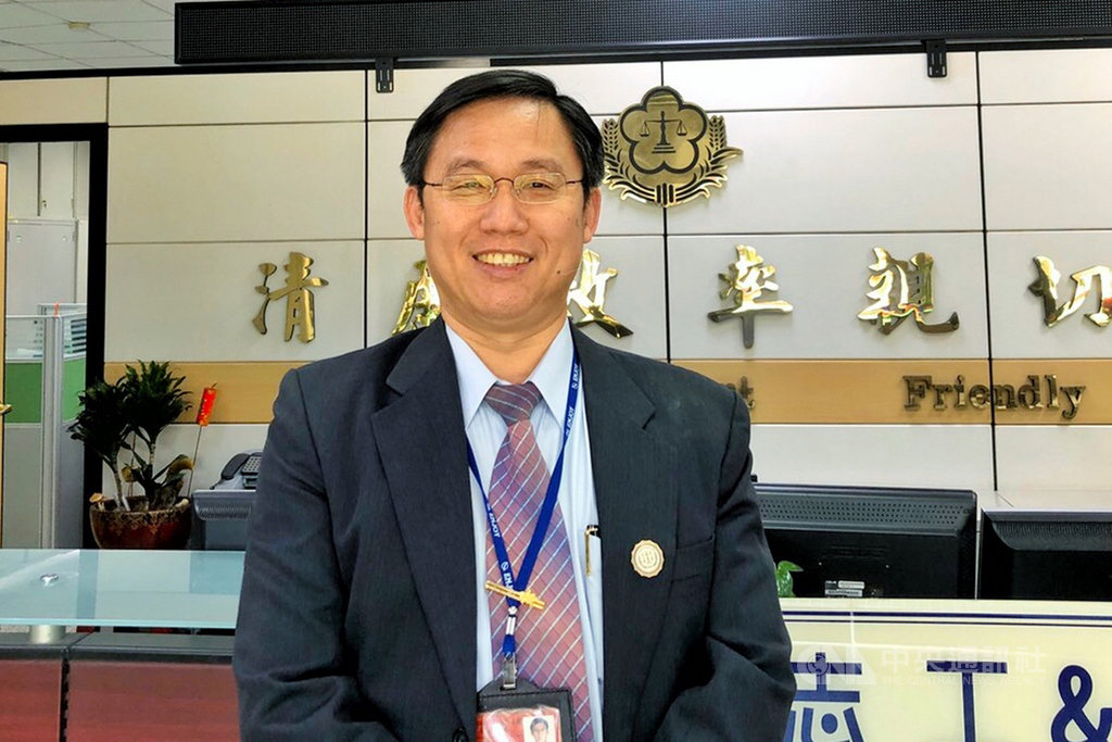 桃園市20多歲李姓男子在居家檢疫期間違規外出,遭桃園市政府衛生局重罰新台幣100萬元,13日是繳費期限的最後一天,若未繳清罰款,桃園市政府衛生局14日將移送強制執行。法務部行政執行署桃園分署主任行政執行官黃有文(圖)表示,桃園分署在接獲案件後會強制執行扣存款、扣薪水、查封不動產或限制出境。中央社記者吳睿騏桃園攝 109年4月13日