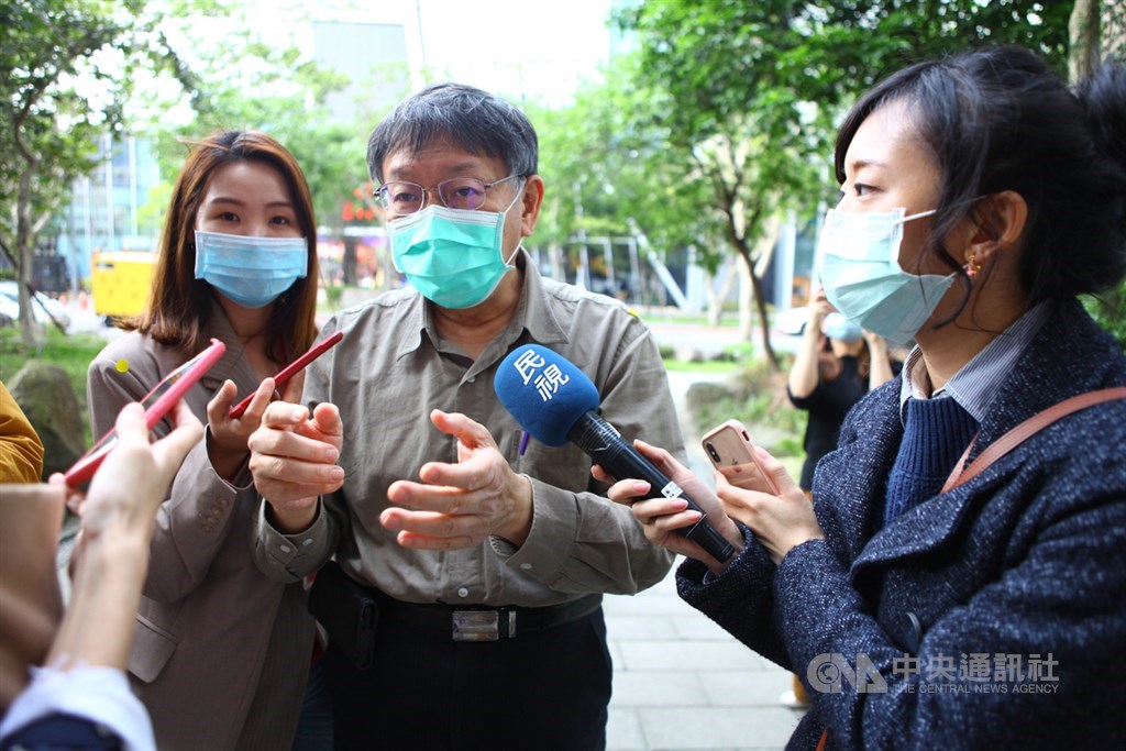 武漢肺炎疫情嚴峻,台北市長柯文哲(中)13日到信義區健康服務中心了解口罩販賣機販售情形,他受訪時表示,口罩販賣機預計擴及12行政區。中央社記者梁珮綺攝 109年4月13日