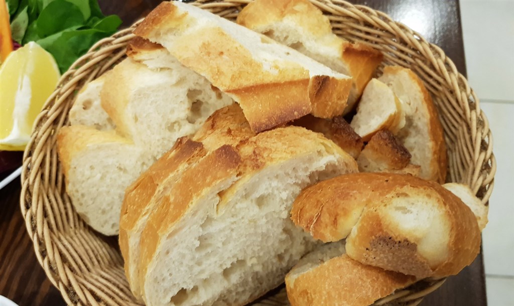 土耳其人用餐時一定得吃麵包，不但天天吃，而且餐餐吃，其重要性可見一斑。圖為土耳其餐廳提供顧客的麵包。圖攝於107年11月16日。中央社記者何宏儒安卡拉攝 109年4月11日