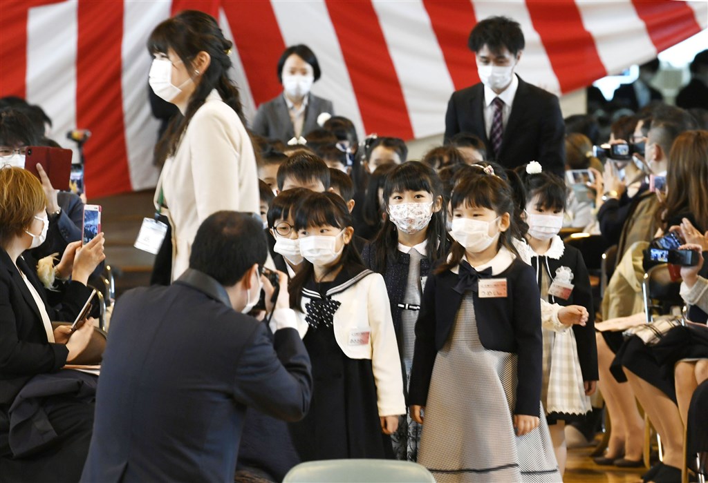 札幌市內高中以下各級學校上週才復課,受到「緊急共同宣言」公布影響,又將再度停課。圖為6日札幌市幌西小學開學,新生戴口罩參加入學典禮。(共同社提供)