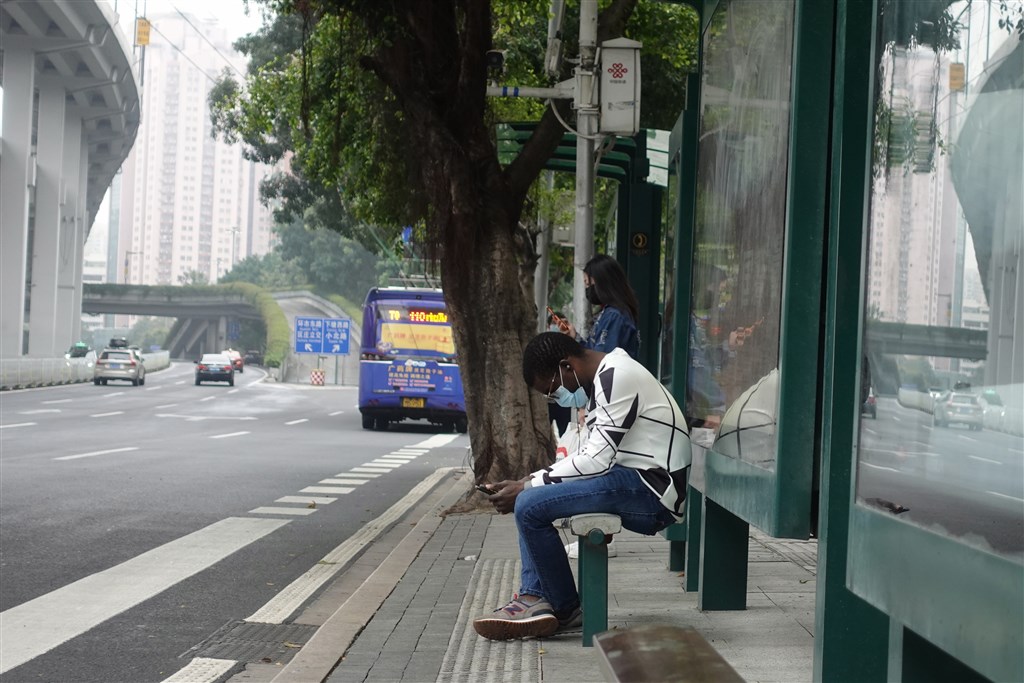非洲國家駐中國大使12日聯合致信中國外交部長王毅,抱怨非裔人士在中國遭到歧視。圖為廣東廣州一名非裔人士在等公車。(中新社提供)