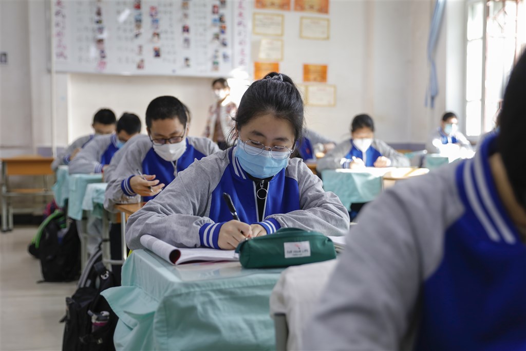 中國大陸2019冠狀病毒疾病疫情近日持續反彈，13日新增確診病例再度破百來到108例，創3月5日以來新高；黑龍江省則有7例本土病例。圖為7日黑龍江省首批開學的高中生。（中新社提供）