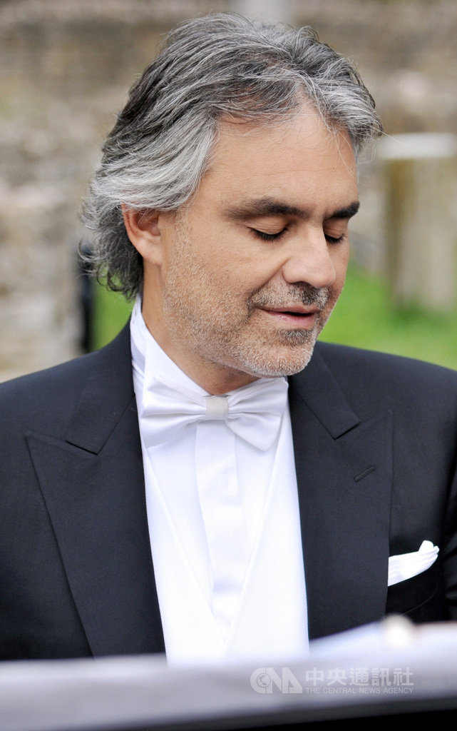 義大利男高音波伽利(Andrea Bocelli)台灣時間13日凌晨1時在米蘭大教堂演唱,透過現場直播,盼以溫暖的歌聲,帶給世人復活節重生的意義。(環球唱片提供)中央社記者趙靜瑜傳真 109年4月13日