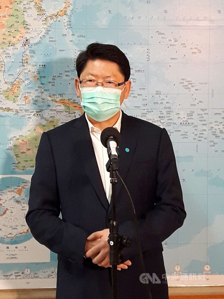 中華航空是否應改名問題,武漢肺炎疫情期間又被提出討論,因英文名稱China Airlines易被誤以為是中國的航空公司。交通部政務次長黃玉霖(圖)13日在立法院接受媒體聯訪時說,這個議題「交通部是開放的」,歡迎大家討論。中央社記者范正祥攝 109年4月13日