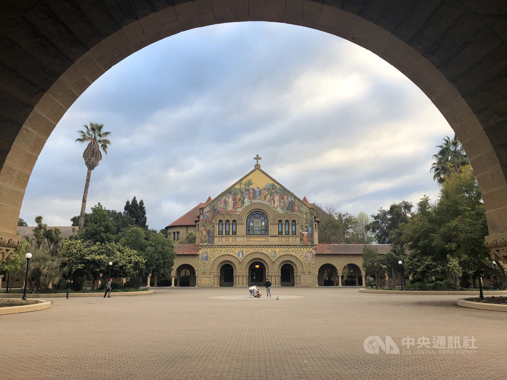 加州史丹佛大學3月6日宣布取消冬季學期所有面對面的課程,以線上課程取代,有大學生請願連署請求大學調降學費,史丹佛大學回應學生可選擇不註冊,直到疫情恢復正常再回學校上課,但是愈晚畢業學費成本更大。圖攝於3月23日史丹佛大學紀念教堂。中央社記者周世惠舊金山攝 109年4月14日
