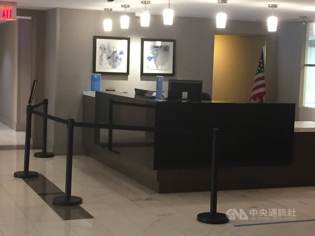 武漢肺炎席捲全球,許多國家實施維持社交距離,連營業場所櫃台都拉出圍籬,拉開民眾與櫃檯人員的距離。中央社記者江今葉華盛頓攝 109年4月14日