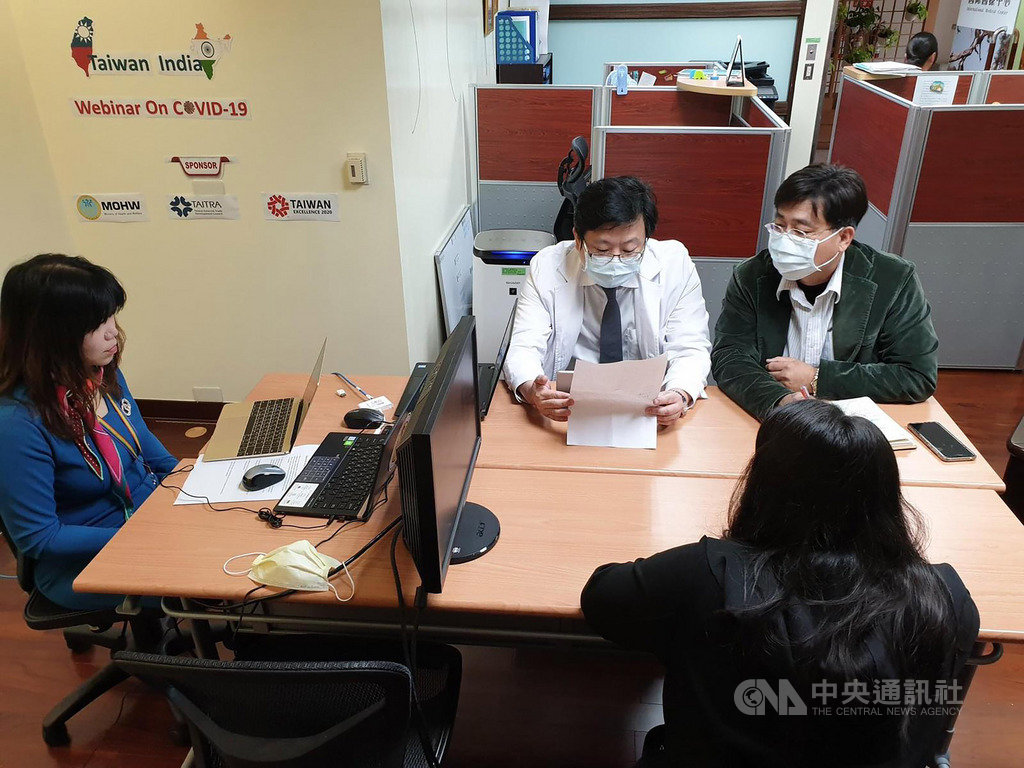 成大醫院14日以視訊課程向5000名印度醫師和公衛專家分享台灣對抗武漢肺炎經驗,這場分享會由成大醫院國際醫療中心主任許以霖(右2)支持。(成大醫院提供)中央社記者康世人新德里傳真 109年4月14日