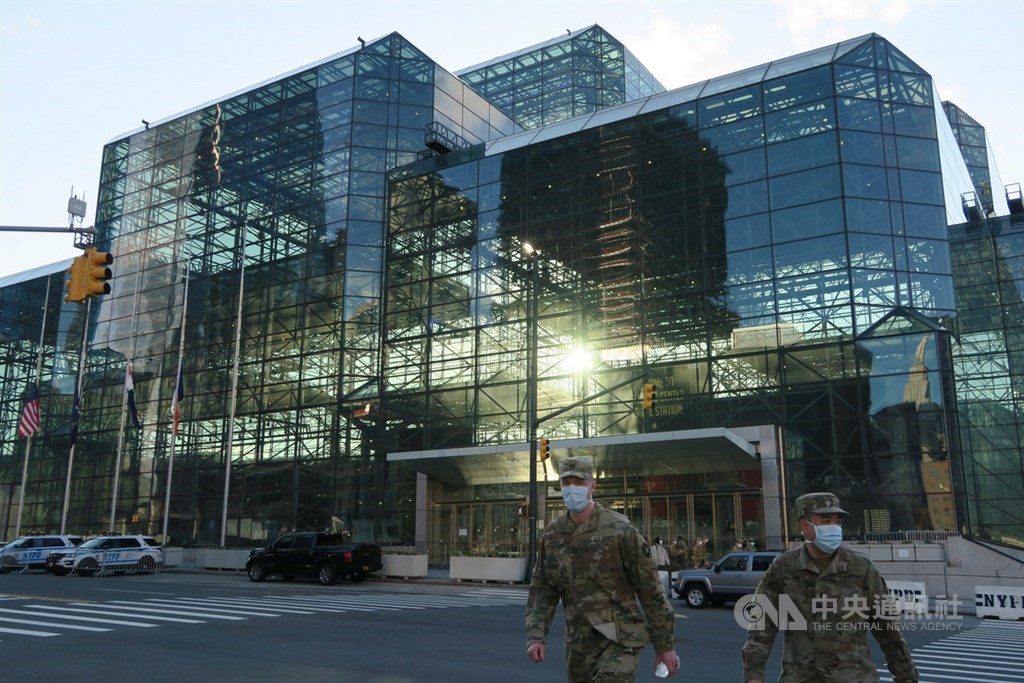 紐約市賈維茨會展中心改裝成2500床位臨時醫院,收治武漢肺炎患者,由軍方協助運作。圖為美東時間11日,美軍士兵配戴口罩離開賈維茨中心。中央社記者尹俊傑紐約攝 109年4月14日
