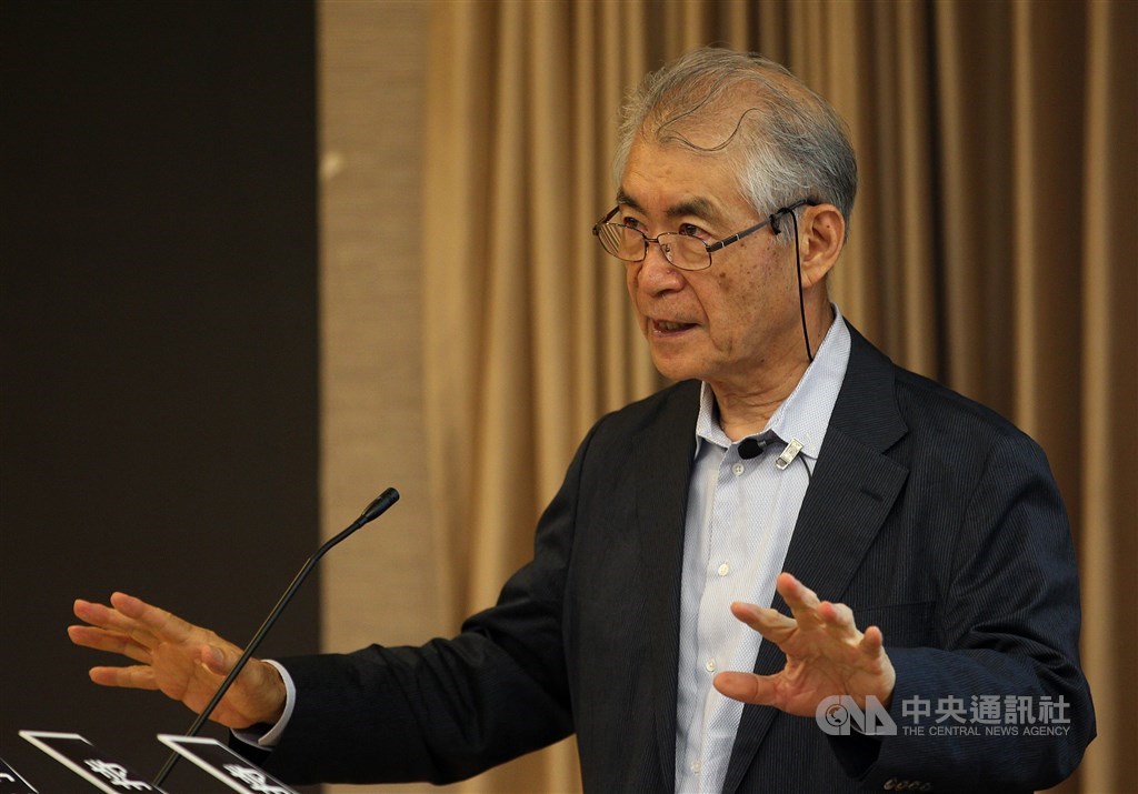 諾貝爾獎得主本庶佑日前接受日媒專訪談到日本防疫時說,日本的資訊科技落後,IT戰略沒被運用在社會上,台灣的作法就很值得參考。圖為2015年本庶佑受邀到台大演講。(中央社檔案照片)