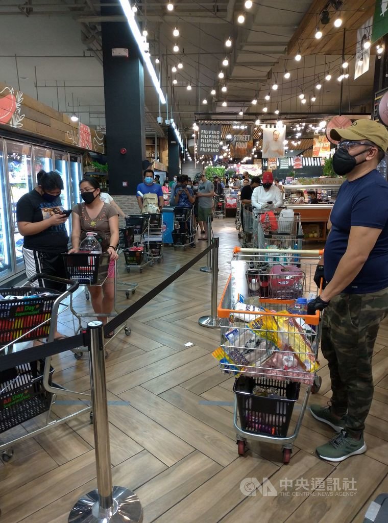 大馬尼拉封城後,不少超市結帳區都排著長長的人龍,民眾到超市購物至少要花上1、2個小時才能回家。圖為民眾3日購物排長龍。中央社記者陳妍君馬尼拉攝 109年4月14日