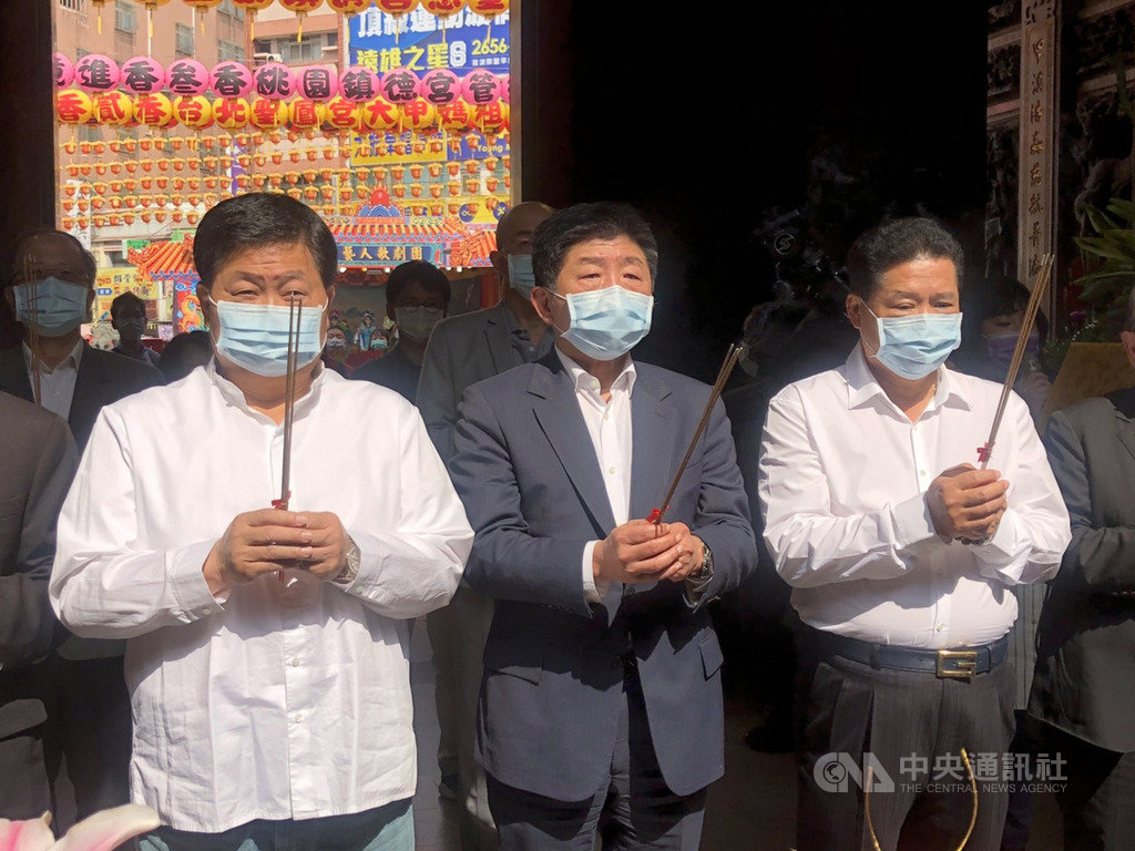 中央流行疫情指揮中心14日宣布,台灣沒有新增武漢肺炎個案,15日是媽祖誕辰,指揮官陳時中(中)上午前往大甲鎮瀾宮參拜,感謝廟方將媽祖遶境活動延期,並為疫情祈福,大甲鎮瀾宮董事長顏清標(左)等人也陪同參拜。中央社記者趙麗妍攝 109年4月15日